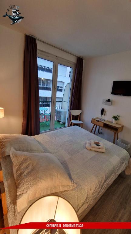 Postel nebo postele na pokoji v ubytování Hôtel Au Valéry