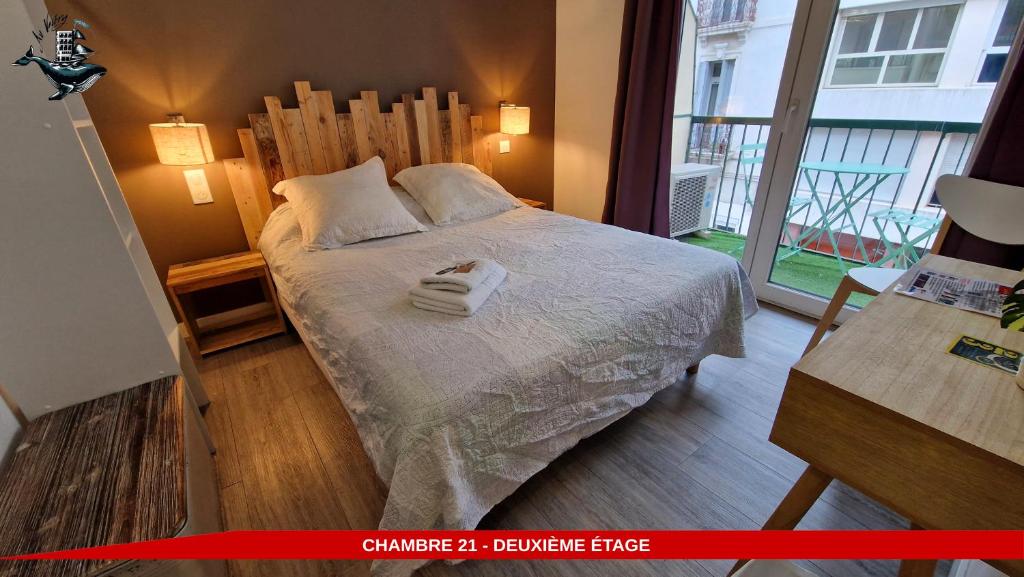 Postel nebo postele na pokoji v ubytování Hôtel Au Valéry