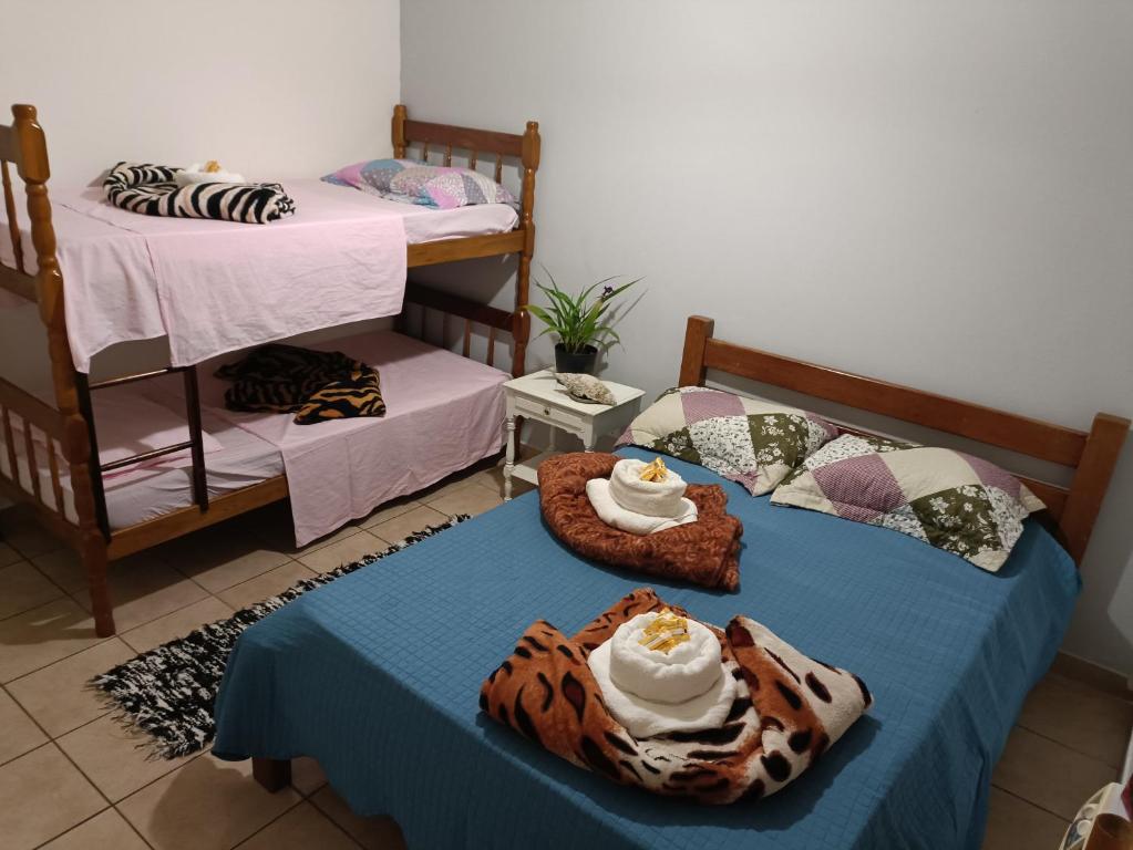 En eller flere senge i et værelse på Suítes da Val