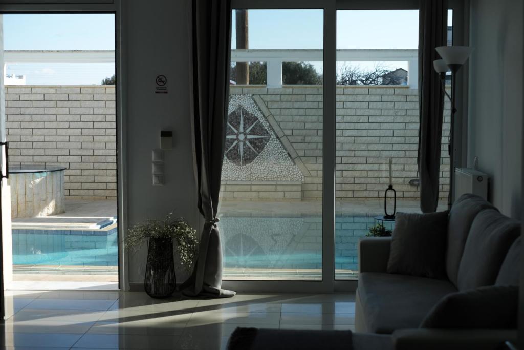 un soggiorno con vista sulla piscina di EMVI APARTMENTS II near airport a Braurone
