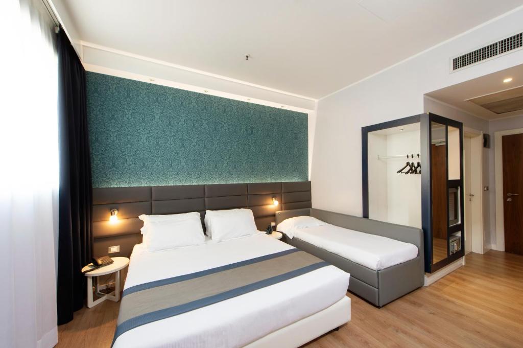 Postel nebo postele na pokoji v ubytování Neo Hotel