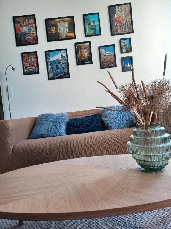 un salon avec un canapé et une table dans l'établissement 55 VERNET, à Avignon