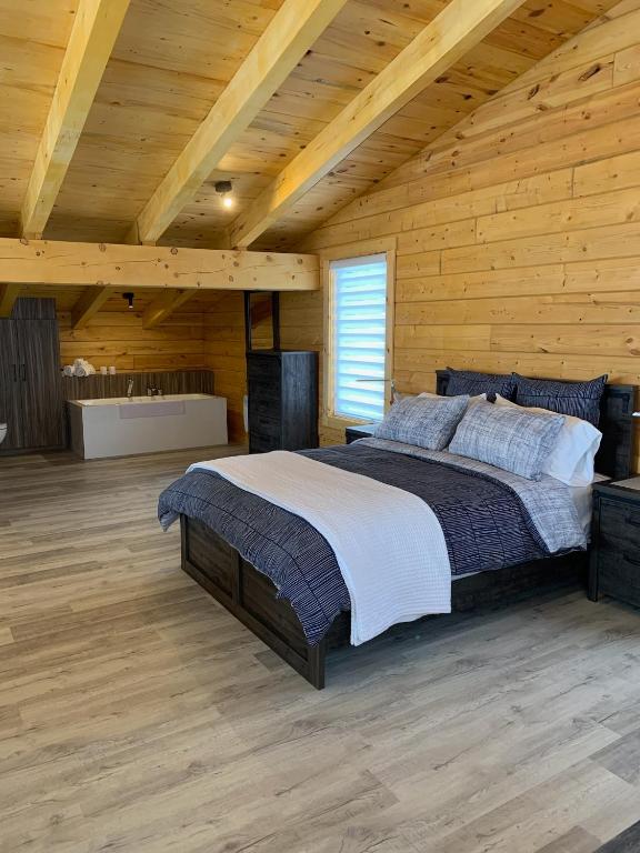 Postel nebo postele na pokoji v ubytování Chalets domaine Otis