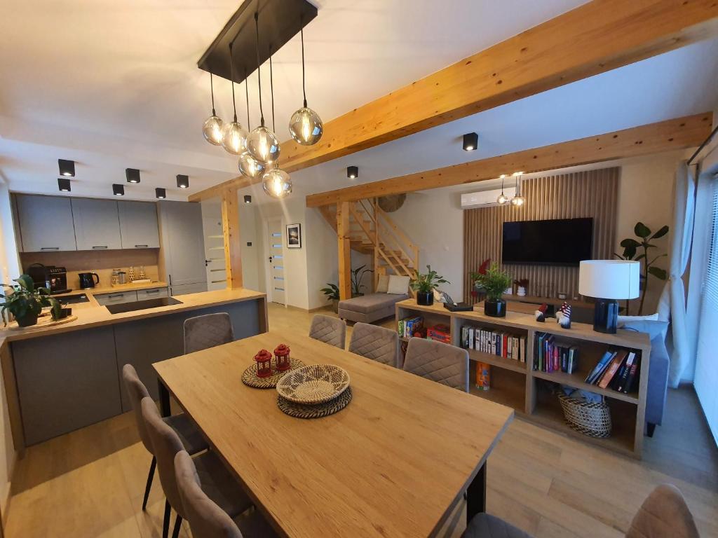 Kuchyň nebo kuchyňský kout v ubytování Lake HouseLubniewice domek całoroczny z jacuzzi blisko jeziora