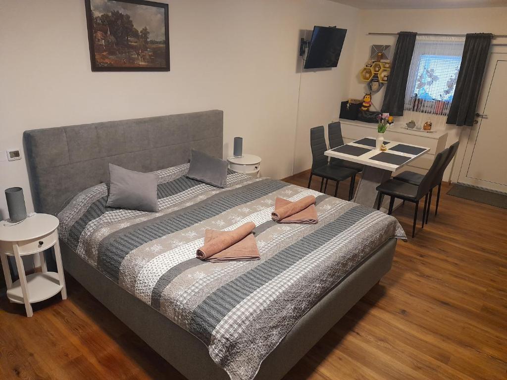 Postel nebo postele na pokoji v ubytování Honey Apartment Lendava