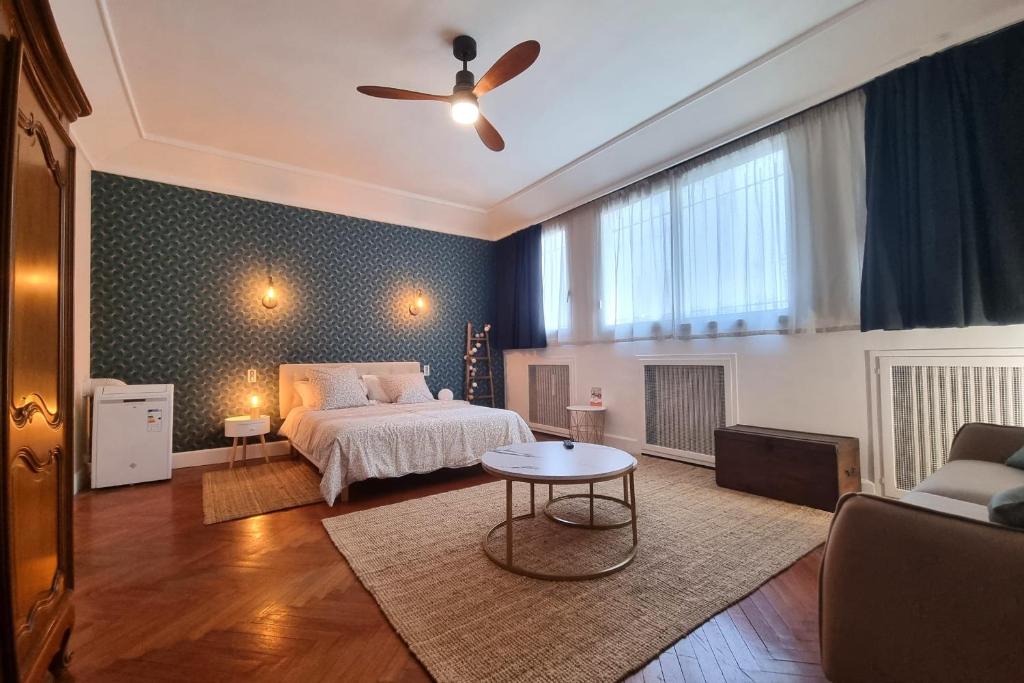 a bedroom with a bed and a ceiling fan at Villa Iena - 4 étoiles - Proche centre ville- WIFI in Perpignan