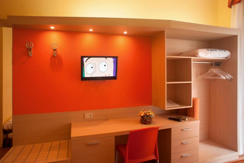 Televízia a/alebo spoločenská miestnosť v ubytovaní Hotel Regent