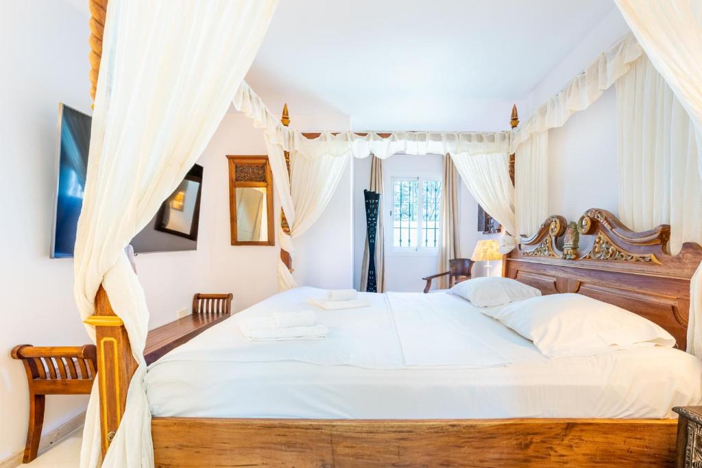 Fotografie z fotogalerie ubytování Los Lagos Golf I Uniquely styled 3 bedroom apartment in Marbella v destinaci Marbella