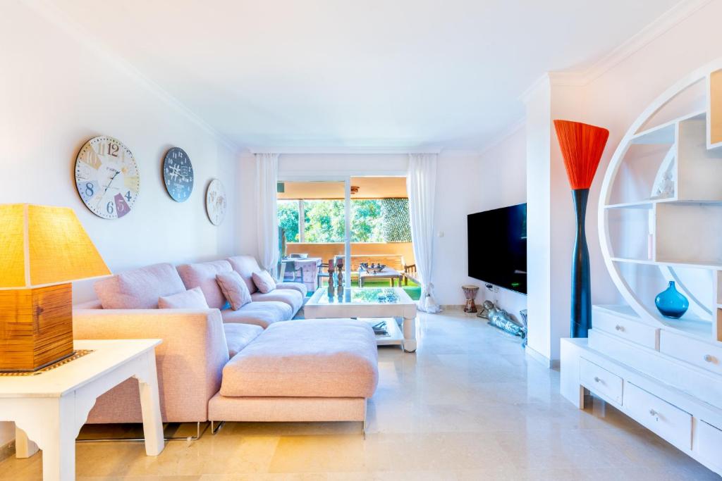 Fotografie z fotogalerie ubytování Los Lagos Golf I Uniquely styled 3 bedroom apartment in Marbella v destinaci Marbella