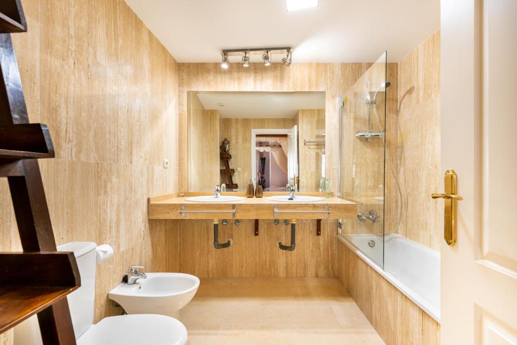 Fotografie z fotogalerie ubytování Los Lagos Golf I Uniquely styled 3 bedroom apartment in Marbella v destinaci Marbella