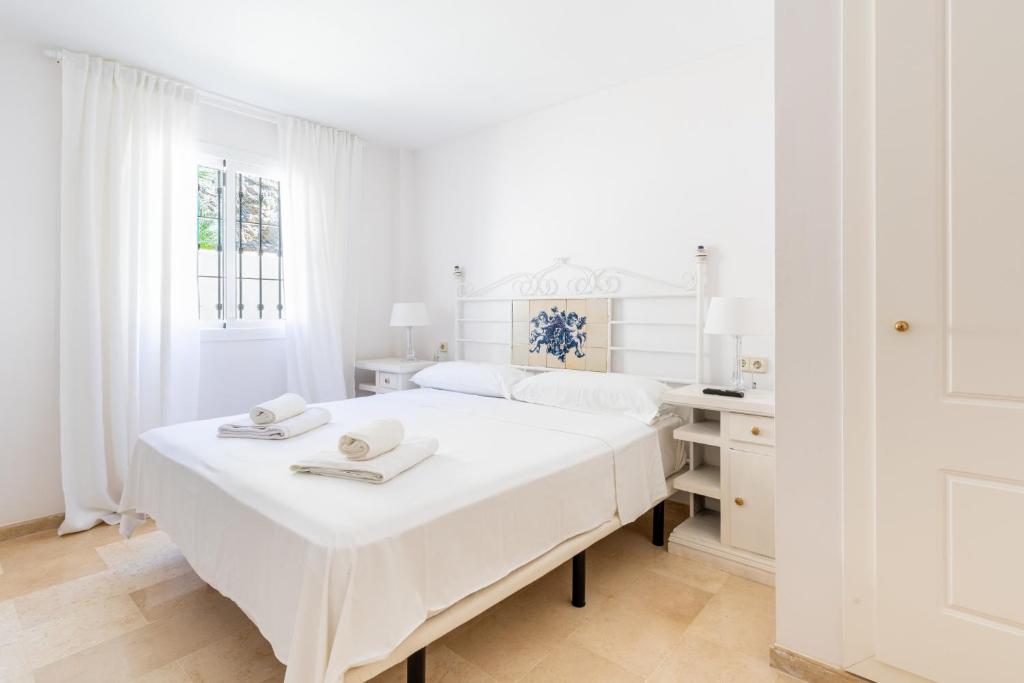 Fotografie z fotogalerie ubytování Los Lagos Golf I Uniquely styled 3 bedroom apartment in Marbella v destinaci Marbella