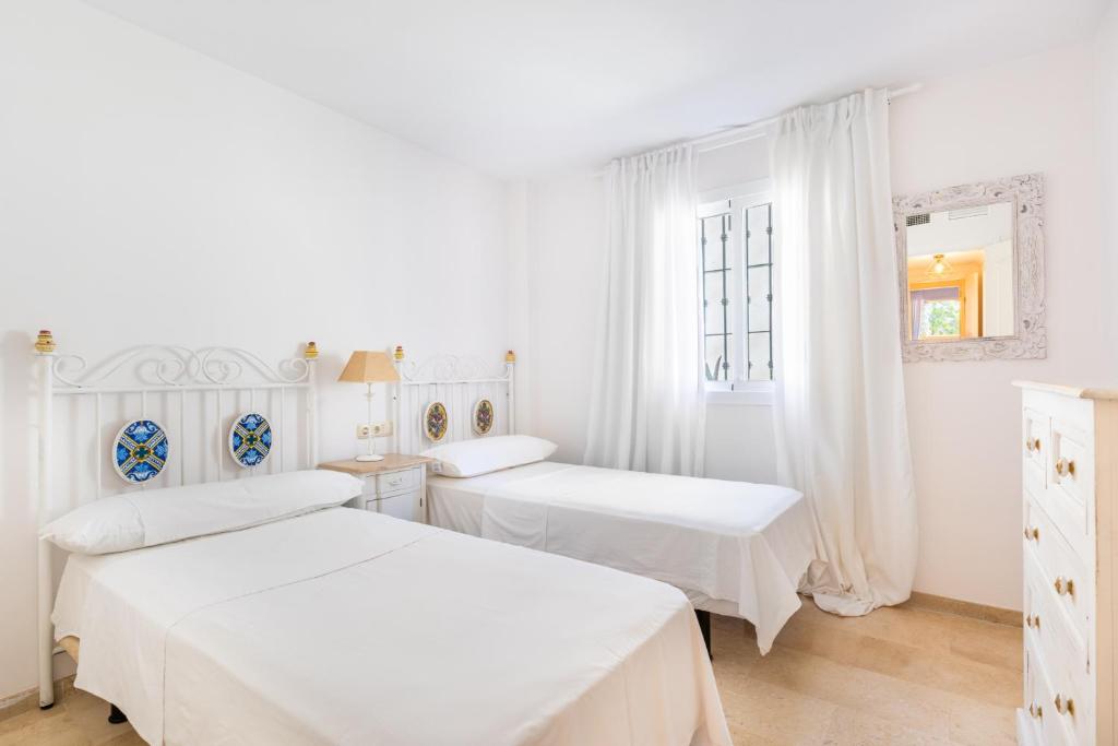 Fotografie z fotogalerie ubytování Los Lagos Golf I Uniquely styled 3 bedroom apartment in Marbella v destinaci Marbella