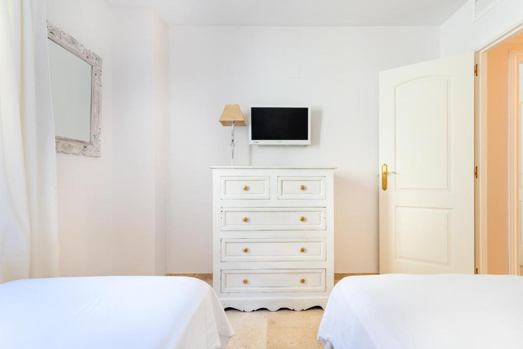 Fotografie z fotogalerie ubytování Los Lagos Golf I Uniquely styled 3 bedroom apartment in Marbella v destinaci Marbella