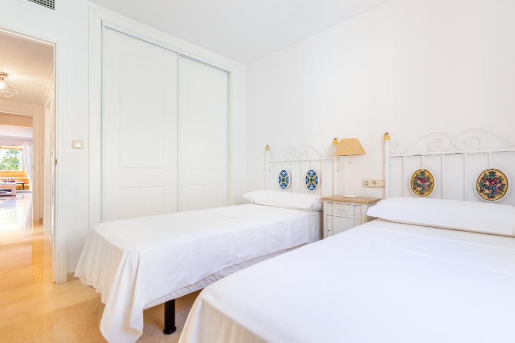 Fotografie z fotogalerie ubytování Los Lagos Golf I Uniquely styled 3 bedroom apartment in Marbella v destinaci Marbella
