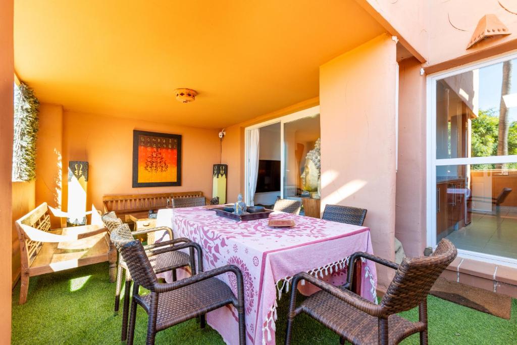 Fotografie z fotogalerie ubytování Los Lagos Golf I Uniquely styled 3 bedroom apartment in Marbella v destinaci Marbella