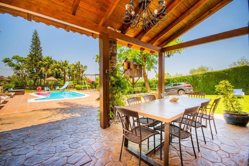 The swimming pool at or close to Cubo's Villa Llanos de la Plata
