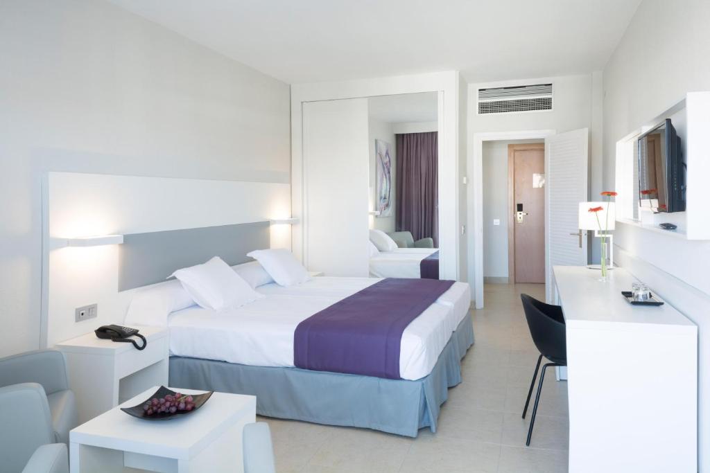 Кровать или кровати в номере Hotel Gran Canaria Princess - Adults Only