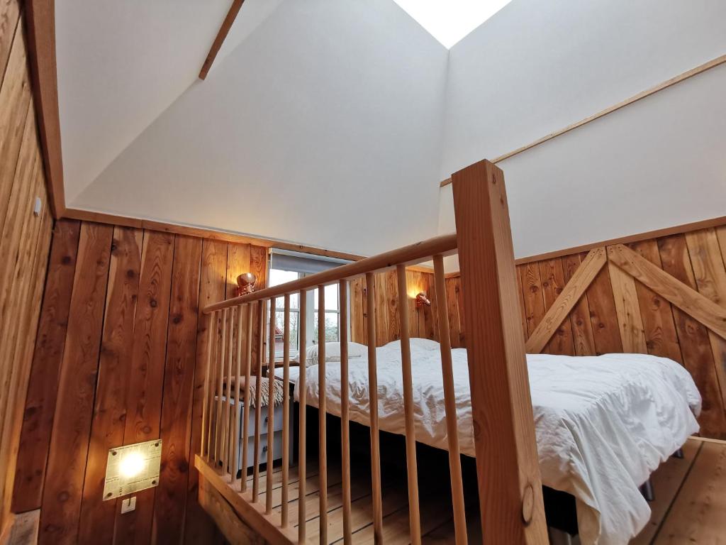 ein Zimmer mit einer Treppe und einem Bett darin in der Unterkunft Birkevang The Silo - Rural refuge in Faxe