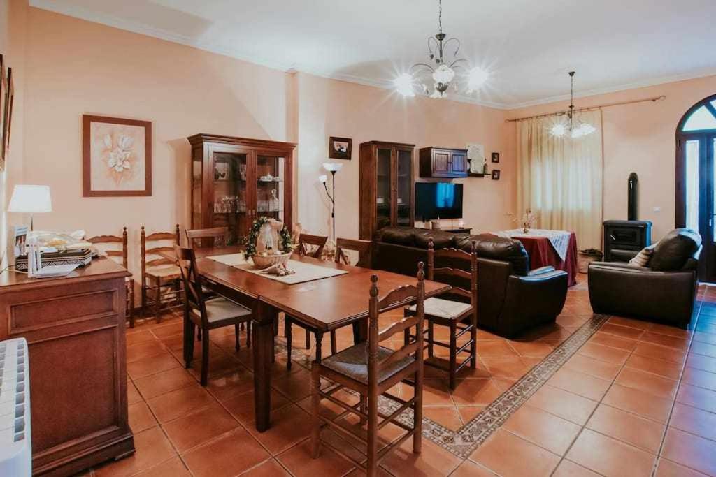 sala de estar con mesa y comedor en Casa rural con jacuzzi, sauna, barbacoa y barra, en Cabeza la Vaca