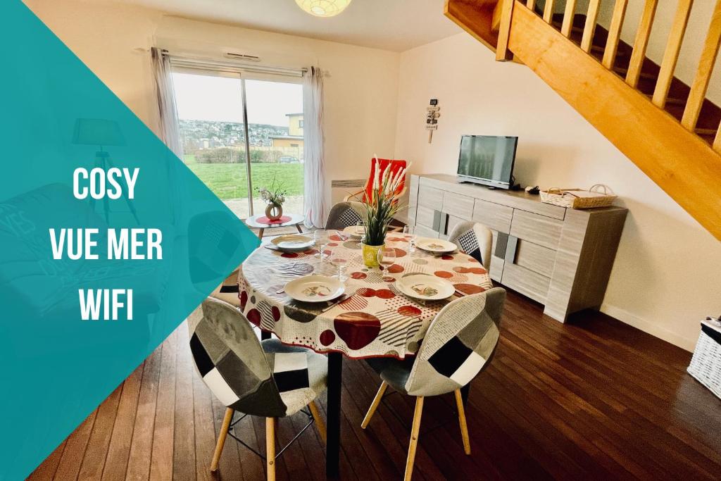 jadalnia ze stołem i krzesłami w obiekcie Kerhos - appartement vue mer w mieście Camaret-sur-Mer