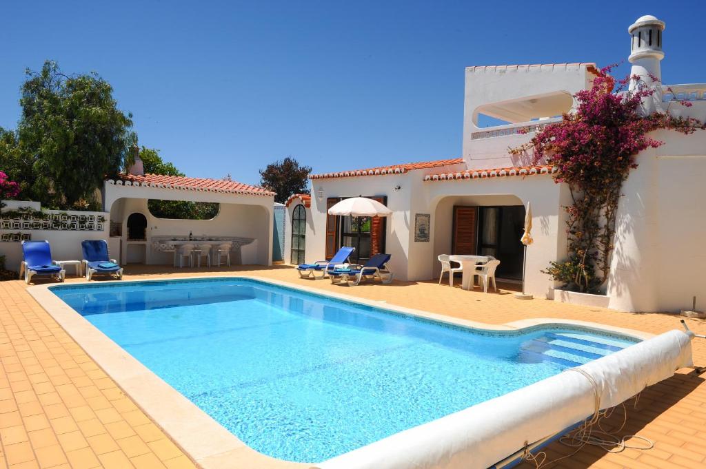 a swimming pool in front of a villa at Vivenda Cinquenta e Sete in Poço Partido