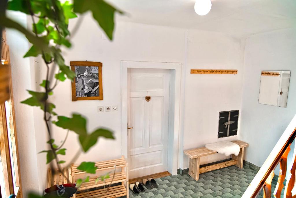 una camera con scala con panca e porta di Alpine Home - Rooms a Kranjska Gora