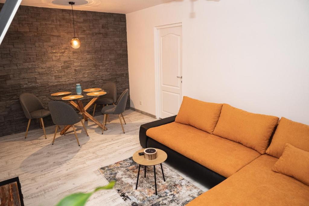 sala de estar con sofá y mesa en MJ Apartment, en Lupeni