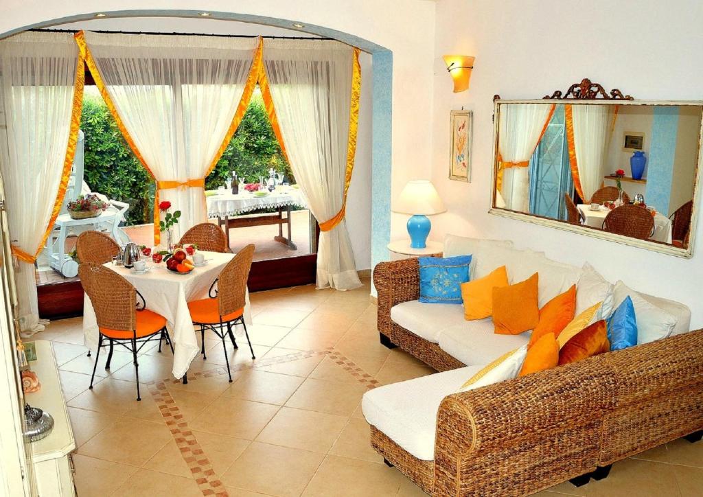 uma sala de estar com um sofá e uma mesa em Villa Marea em Torre Santa Sabina