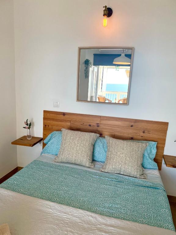 Postel nebo postele na pokoji v ubytování GATU Casa Muse junto a la playa, vista al mar, aire acc, terraza, wifi y chimenea " Preferente mayores de 25 años y familias "