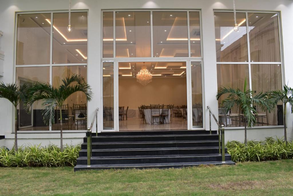 een lobby van een gebouw met tafels en stoelen bij The White Lotus in Gaya