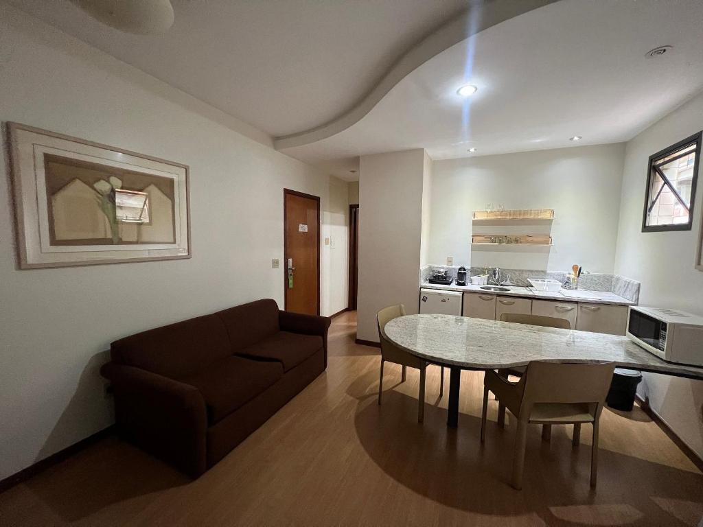 uma sala de estar com um sofá e uma mesa em Locking's Funcinários 5 em Belo Horizonte