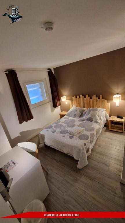 Postel nebo postele na pokoji v ubytování Hôtel Au Valéry