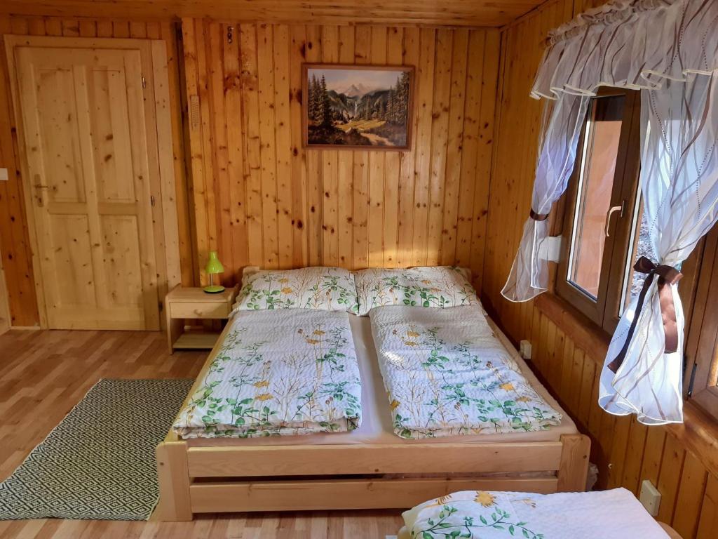 A bed or beds in a room at Chata Klaudia