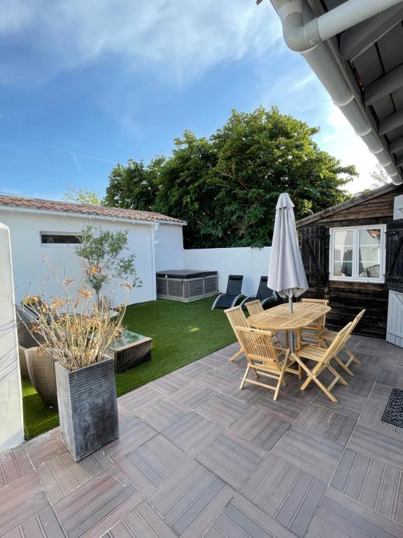 Κήπος έξω από το MAISONS DE VACANCES LES RÉTHAISES