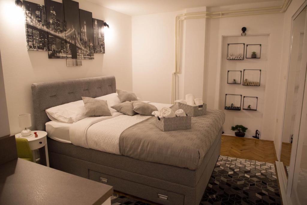 ein Schlafzimmer mit einem Bett mit zwei Kisten darauf in der Unterkunft Studio Apartman SubUrban in Višnjevac