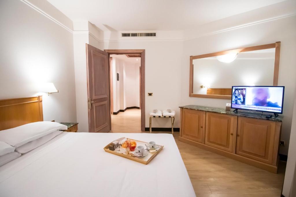 Postel nebo postele na pokoji v ubytování SHG Hotel De La Ville