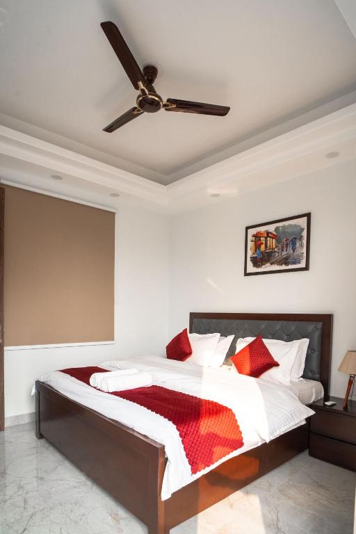 Postel nebo postele na pokoji v ubytování The Lodgers 1 BHK Serviced Apartment Golf Course Road Gurgaon