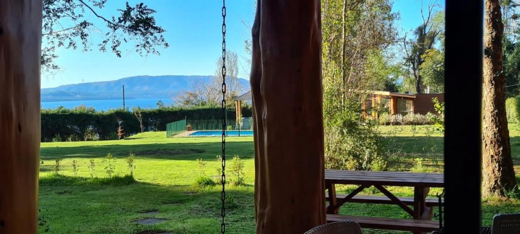 una ventana con vistas a un patio con columpio en Mapulauquen Cabañas, en Pucará