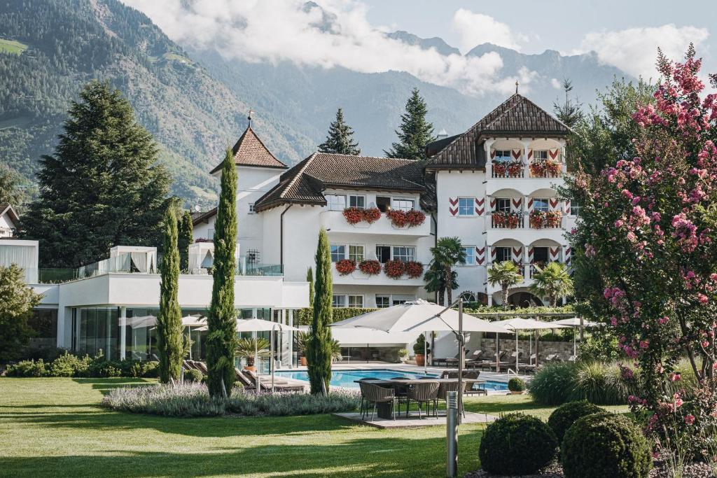 um hotel com piscina e montanhas ao fundo em Hotel Hanswirt em Rabla