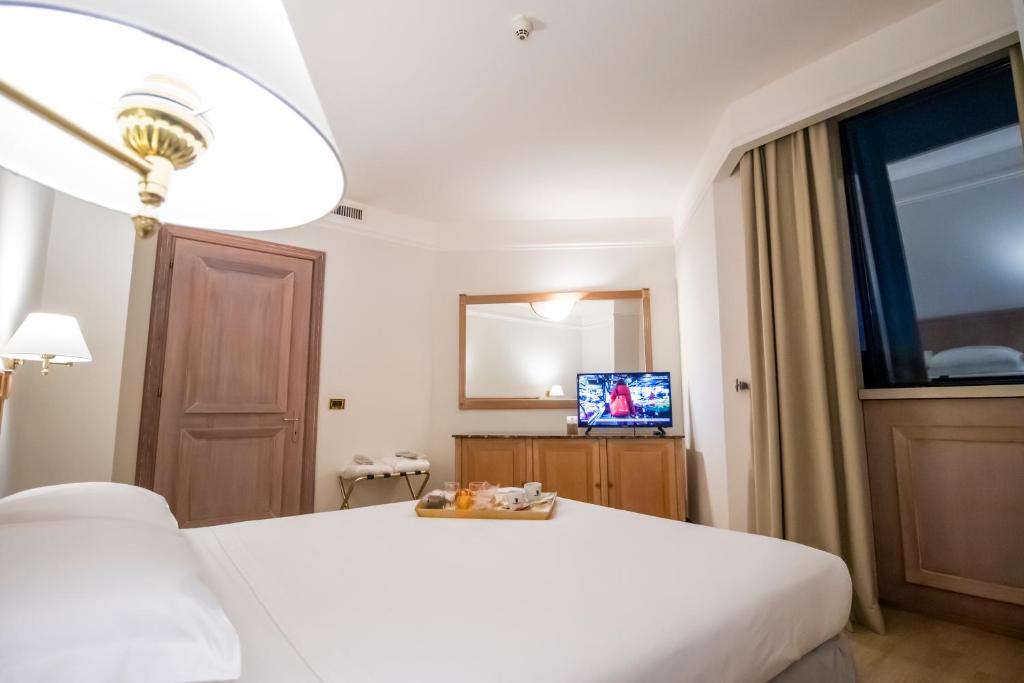 Postel nebo postele na pokoji v ubytování SHG Hotel De La Ville