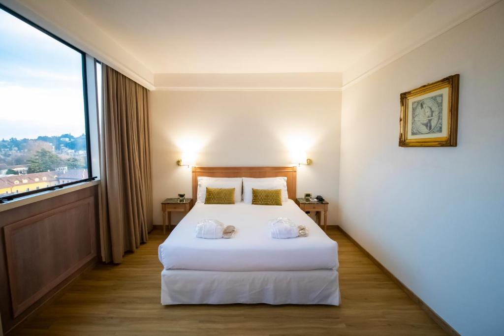 Postel nebo postele na pokoji v ubytování SHG Hotel De La Ville