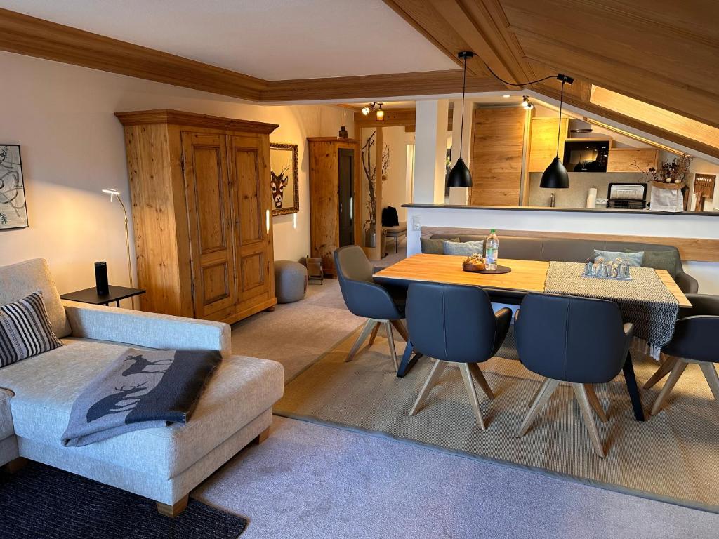 sala de estar con sofá y mesa en Aufwind, en Oberstdorf