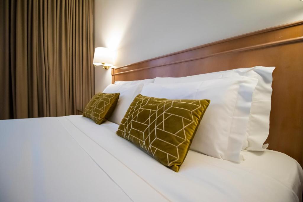 Postel nebo postele na pokoji v ubytování SHG Hotel De La Ville