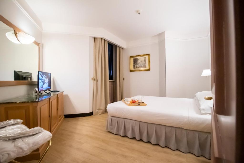 Postel nebo postele na pokoji v ubytování SHG Hotel De La Ville