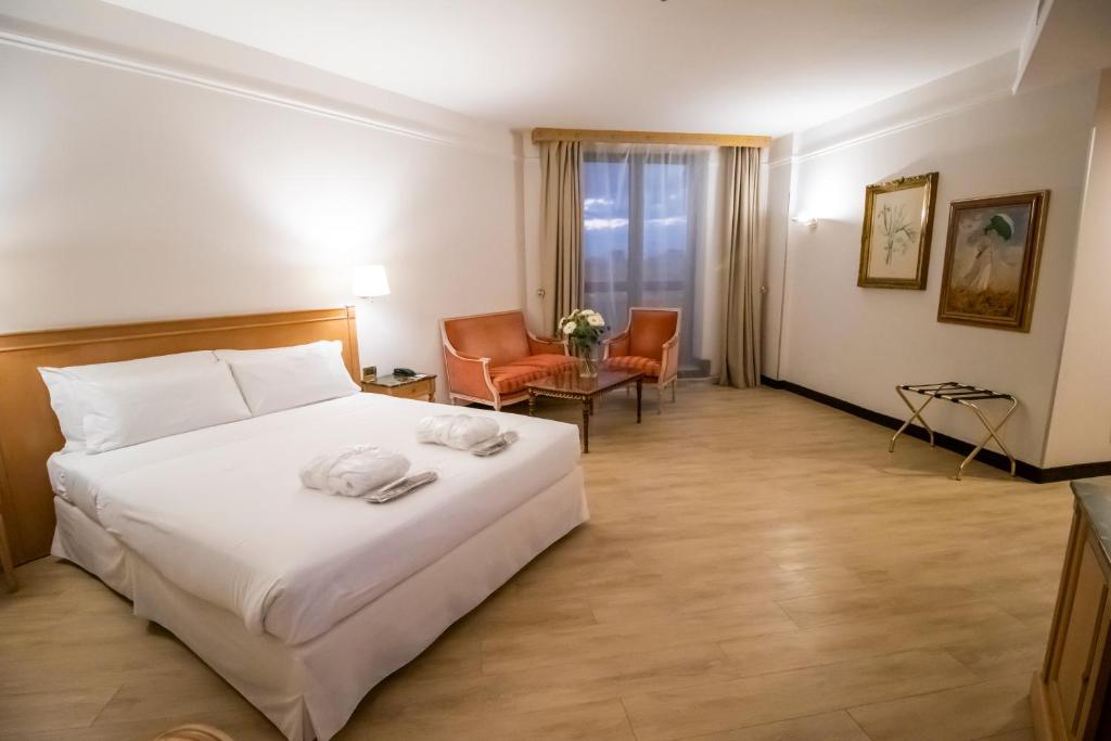 Postel nebo postele na pokoji v ubytování SHG Hotel De La Ville