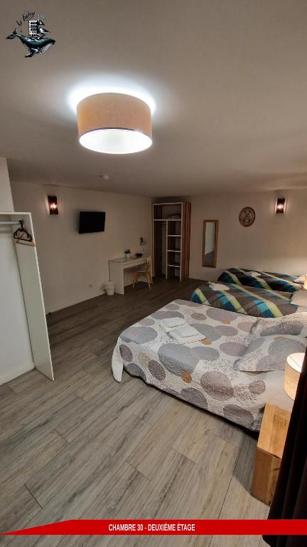 Postel nebo postele na pokoji v ubytování Hôtel Au Valéry
