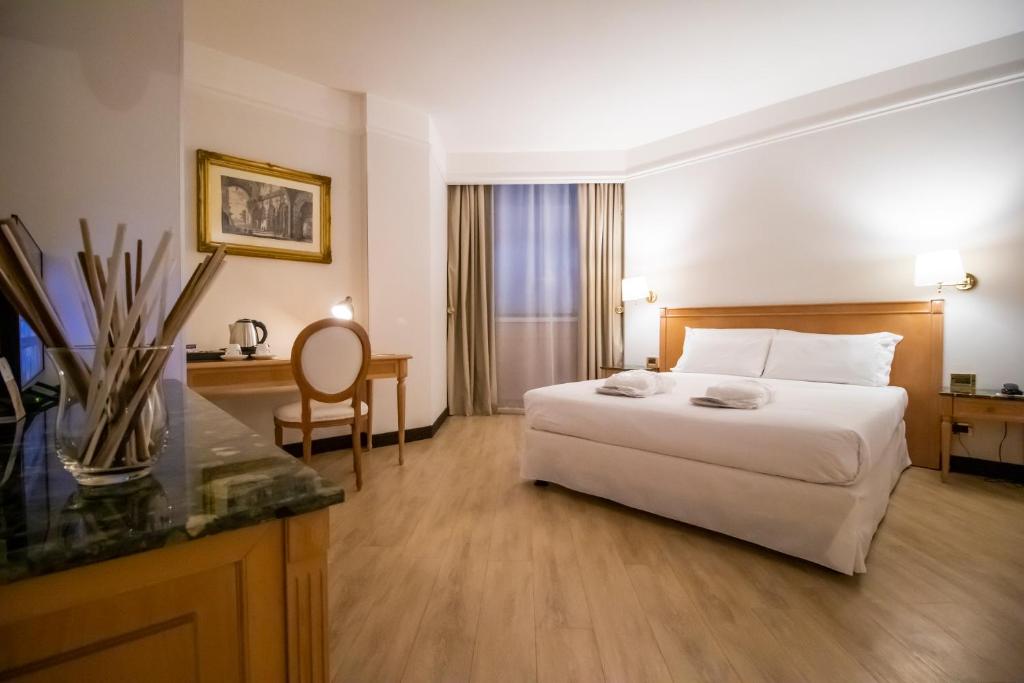 Postel nebo postele na pokoji v ubytování SHG Hotel De La Ville