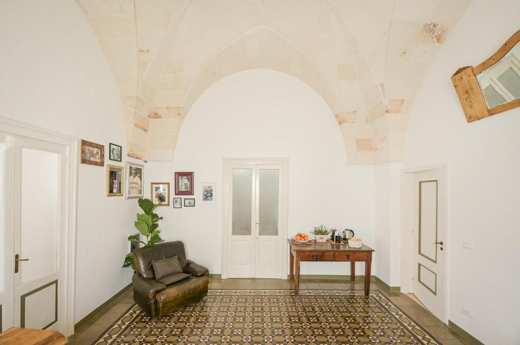 a living room with a chair and a table at Casa Marugii in Maruggio