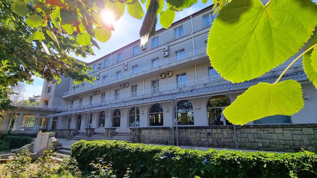 ein großes weißes Gebäude mit vielen Fenstern in der Unterkunft Hotel Astoria in Eforie Nord