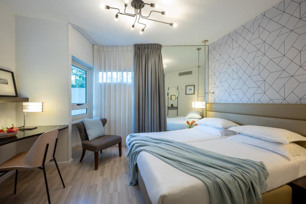 Postel nebo postele na pokoji v ubytování Maxim Design Hotel 3 Star Superior